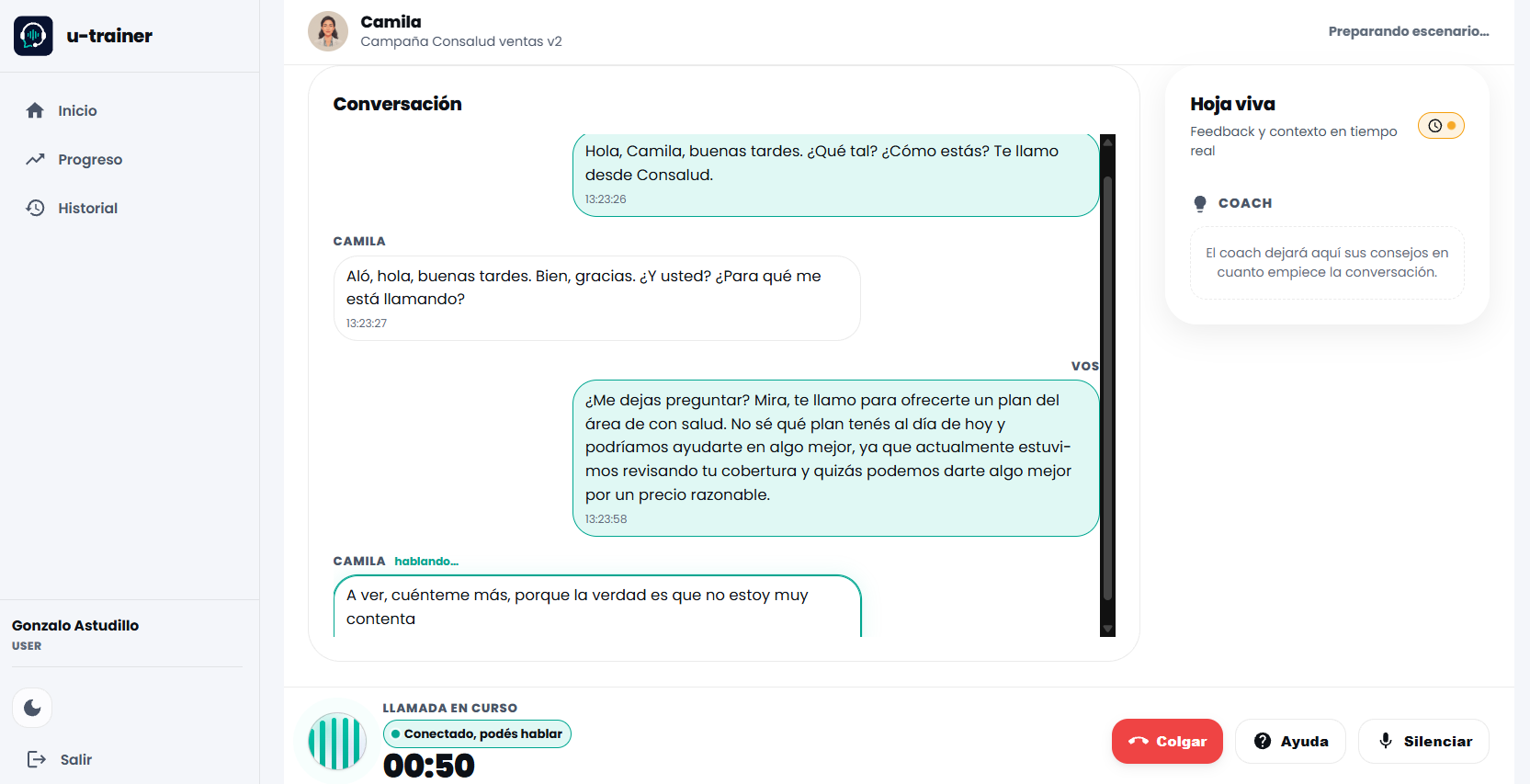 Conversación de entrenamiento comercial en UTrainer: agente de ventas habla con Camila y recibe contexto del coach en tiempo real